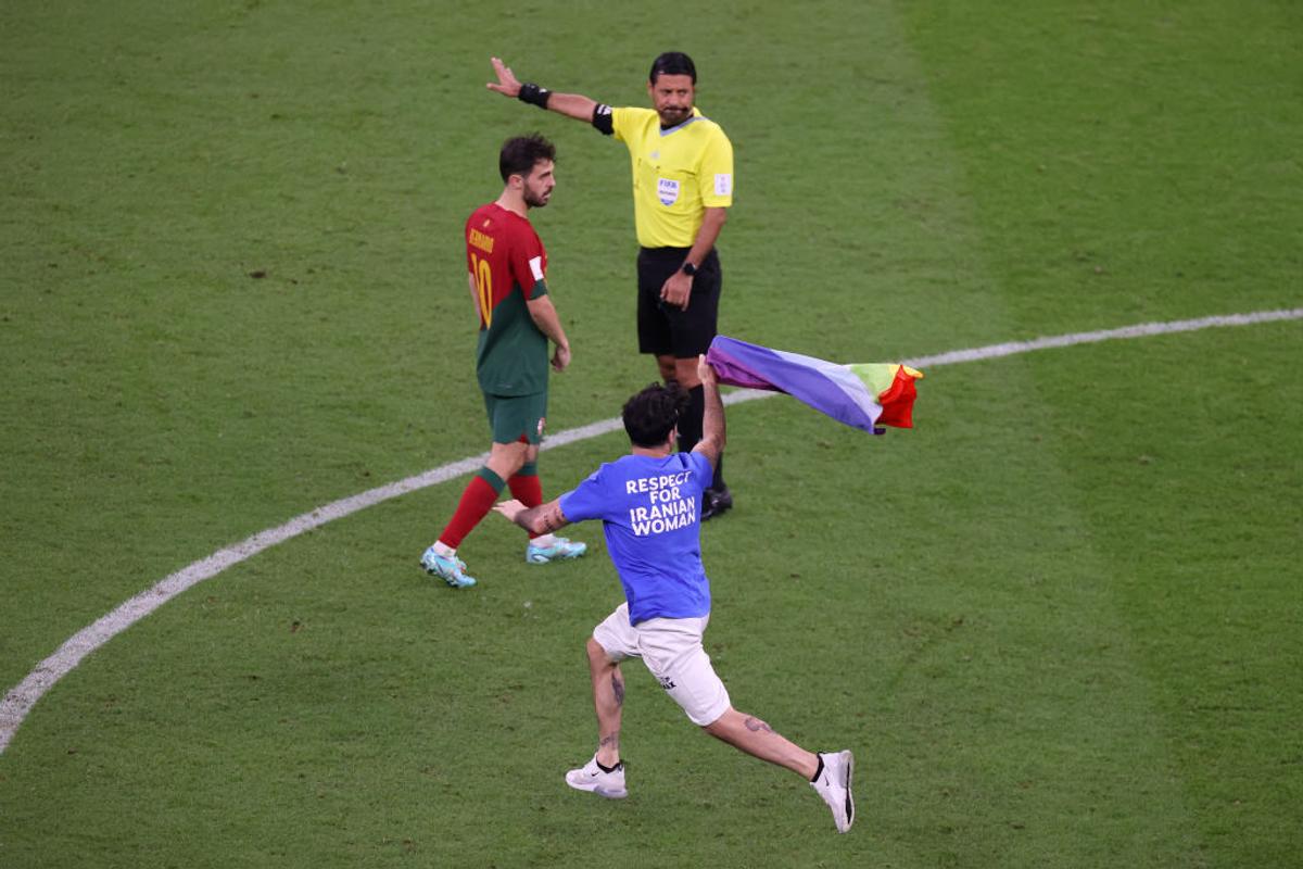 Un spectator a invadat terenul în Portugalia - Uruguay pentru a transmite 3 mesaje