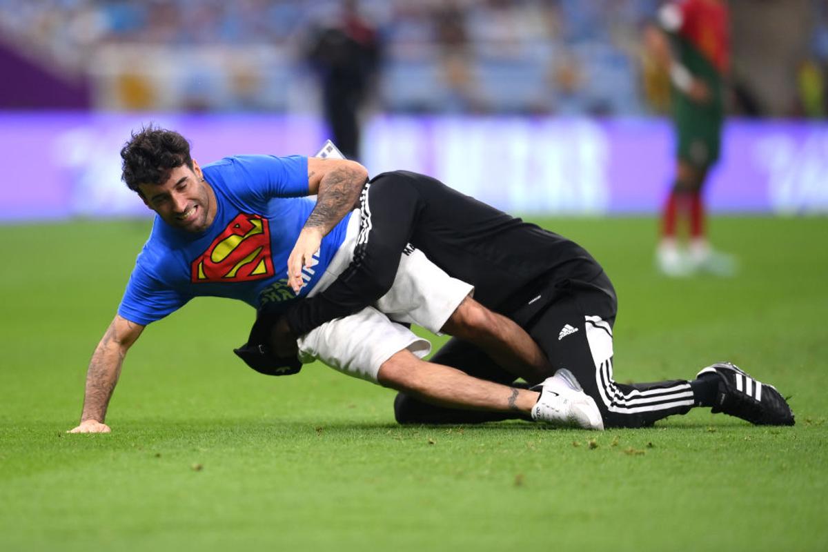 Un spectator a invadat terenul în Portugalia - Uruguay pentru a transmite 3 mesaje