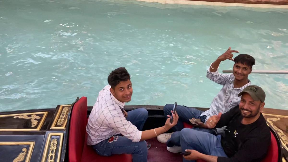 Te plimbi cu gondola prin mall și faci shopping » Imagini senzaționale surprinse de reporterii GSP în Qatar
