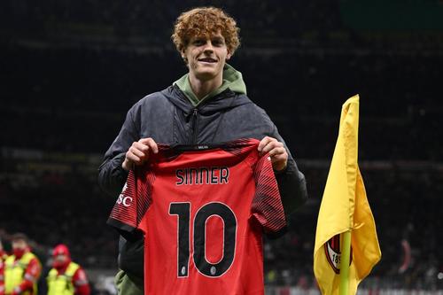 Tenismenul Jannik Sinner (22 de ani și 4 ATP) a avut parte de o primire senzațională pe San Siro, la meciul AC Milan - Borussia Dortmund, din Grupele Ligii Campionilor. foto: Imago Images