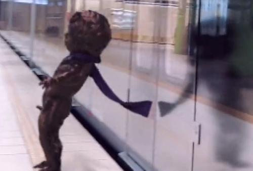 Clipul cu Manneken-Pis care a aprins spiritele la Bruxelles