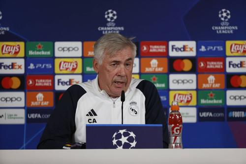 Carlo Ancelotti și Dani Carvajal au oferit un moment amuzant la conferința de presă de dinaintea partidei Real Madrid - Napoli, din grupele Ligii Campionilor. foto: Imago Images