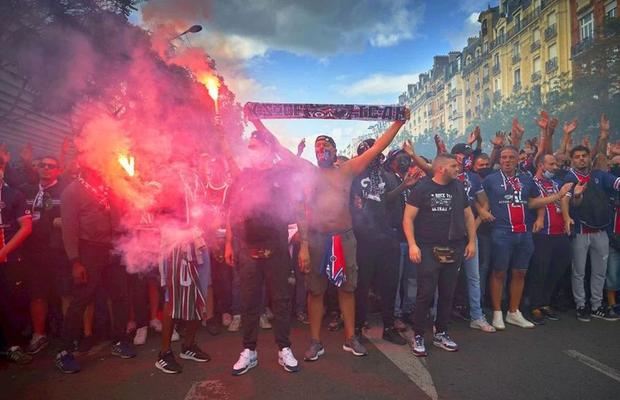 Haos în Paris » Ultrașii lui PSG i-au atacat pe fanii lui Newcastle într-un restaurant