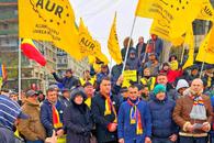 Fostul căpitan din Liga 1, dezlănțuit în stradă pentru AUR: „CINE SUNTEM NOI?” » S-a întors în politică și îi face jocurile lui George Simion: imagini incredibile surprinse în week-end