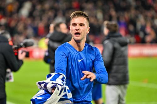 Joel Veltman plânge după tricoul aruncat fanilor // Foto: Imago