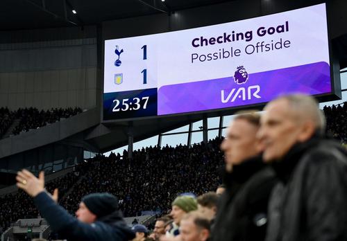 În acest moment, meciurile sunt oprite de VAR doar pentru eliminări și penaltyuri Foto: Guliver/GettyImages