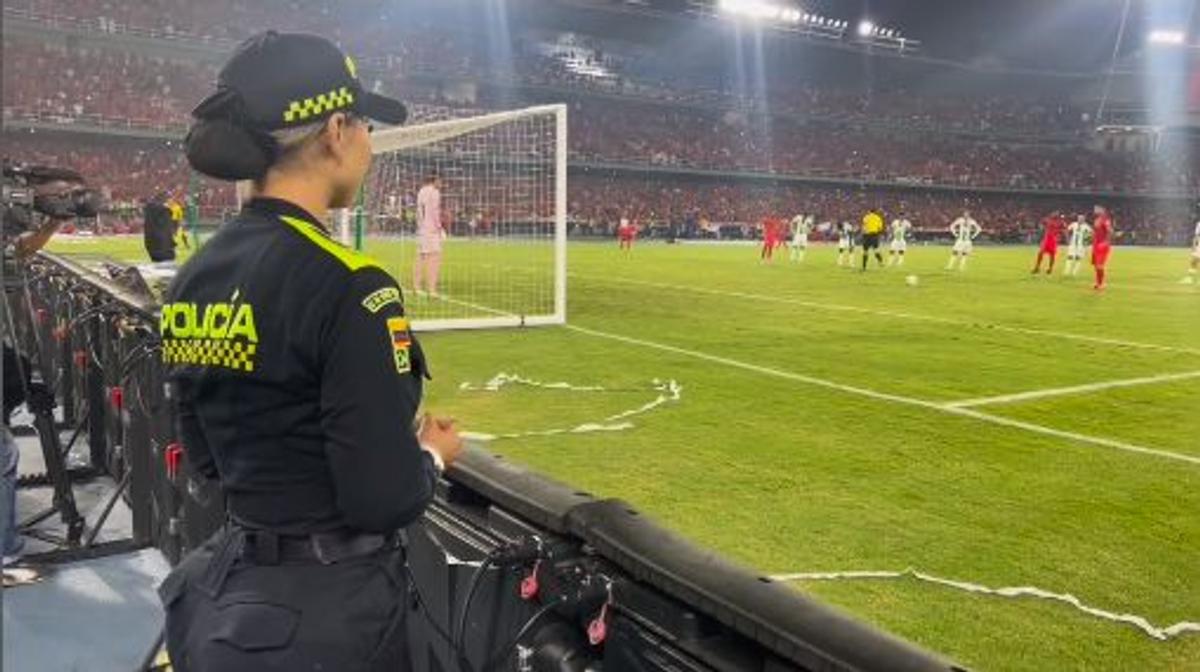 Polițista din stadion devenită virală și-a vopsit sânii în culorile echipei favorite și a pozat așa pe Instagram: „Oamenii mei frumoși, a ieșit soarele!”