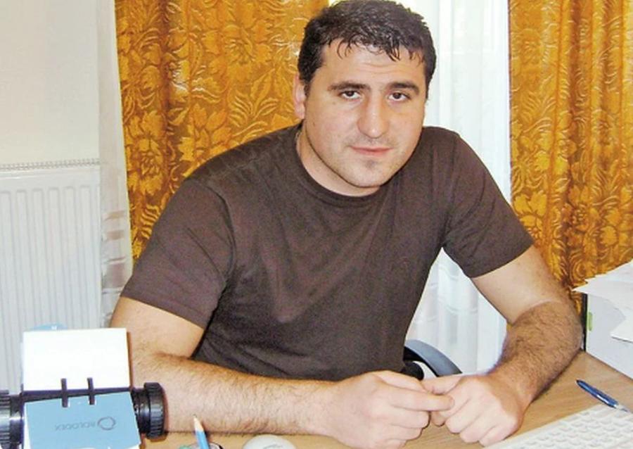 Ciprian Paraschiv în 2010, la biroul de director al DJTS Iași Fostul căpitan din Liga 1, dezlănțuit în stradă pentru AUR: „CINE SUNTEM NOI?” » S-a întors în politică și îi face jocurile lui George Simion: imagini incredibile surprinse în week-end