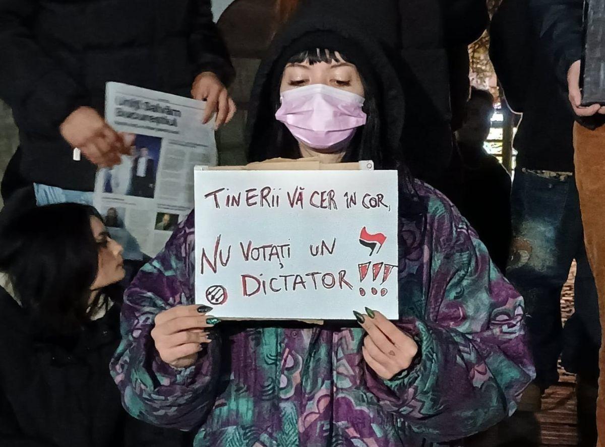 România divizată! Proteste și contramanifestații în Capitală, ultrașii radicali au avut propria țintă: „Străzile sunt naționaliste, lor le pute ce e românesc!”