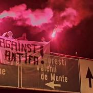 Mesaj afișat la Brașov, împotriva protestarilor pașnici anti-Călin Georgescu / Sursă foto: Facebook
