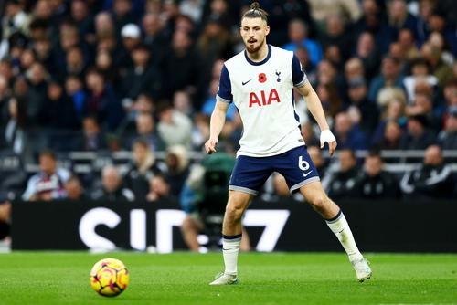 Tottenham, echipa fundașului central Radu Drăgușin (22 de ani), a făcut 2-2 cu AS Roma. // foto: Imago Images
