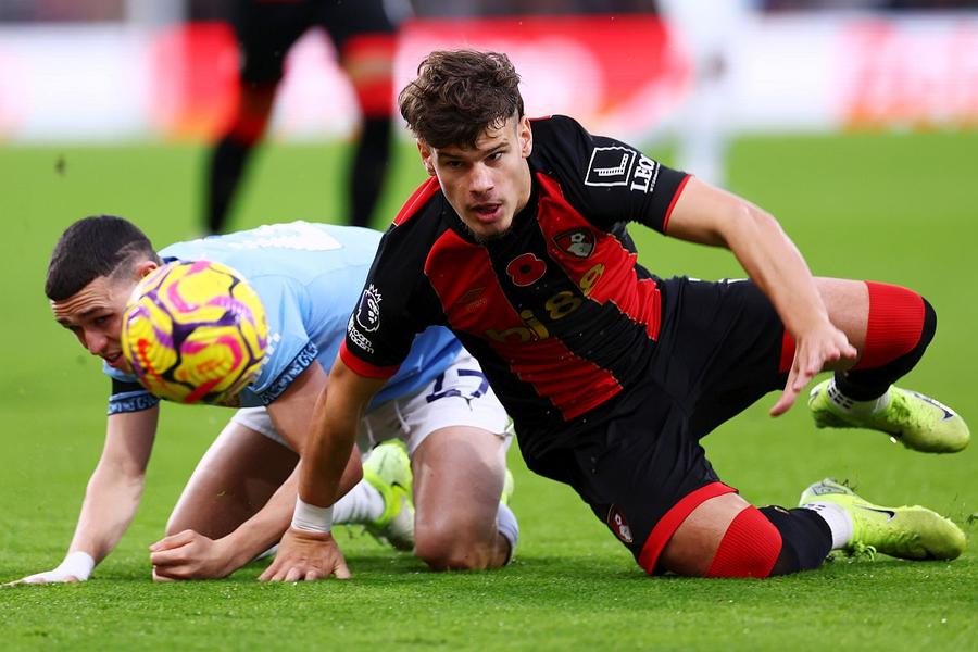 Milos Kerkez, în duel cu Phil Foden / Foto: Guliver/Gettyimages Liverpool, acord pentru încă un jucător maghiar! Îl aduce lângă Szoboszlai pentru 47 de milioane de euro