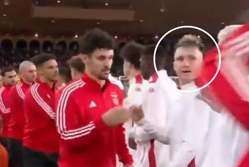 Golovin, uitându-se după Trubin, care-l lăsase cu mâna întinsă