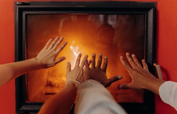 Șemineu sau sobă? Cum alegi soluția ideală pentru casa ta