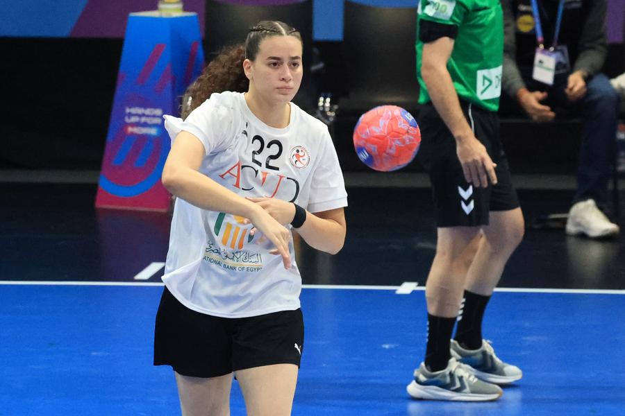 Touka Gadallah / Imagini de la meciul Austria - Egipt 29-20 FOTO: Ionuţ Iordache (GSP) Naționala Egiptului nu s-a făcut de râs în primul meci jucat vreodată la Campionatul Mondial de handbal feminin! GSP a asistat la momentul istoric