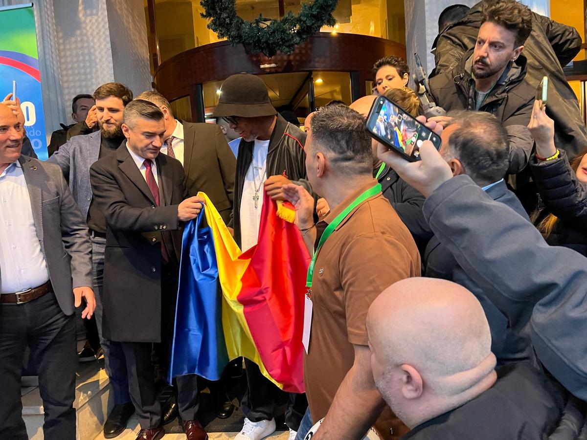 Euforie la apariția lui Ronaldinho la Iași! » Primarul l-a așteptat două ore pe brazilian să coboare din camera de hotel + câți bani a primit superstarul