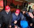 Miodrag Belodedici, înconjurat de sârbi pentru a le acorda autografe și pupat cu drag!