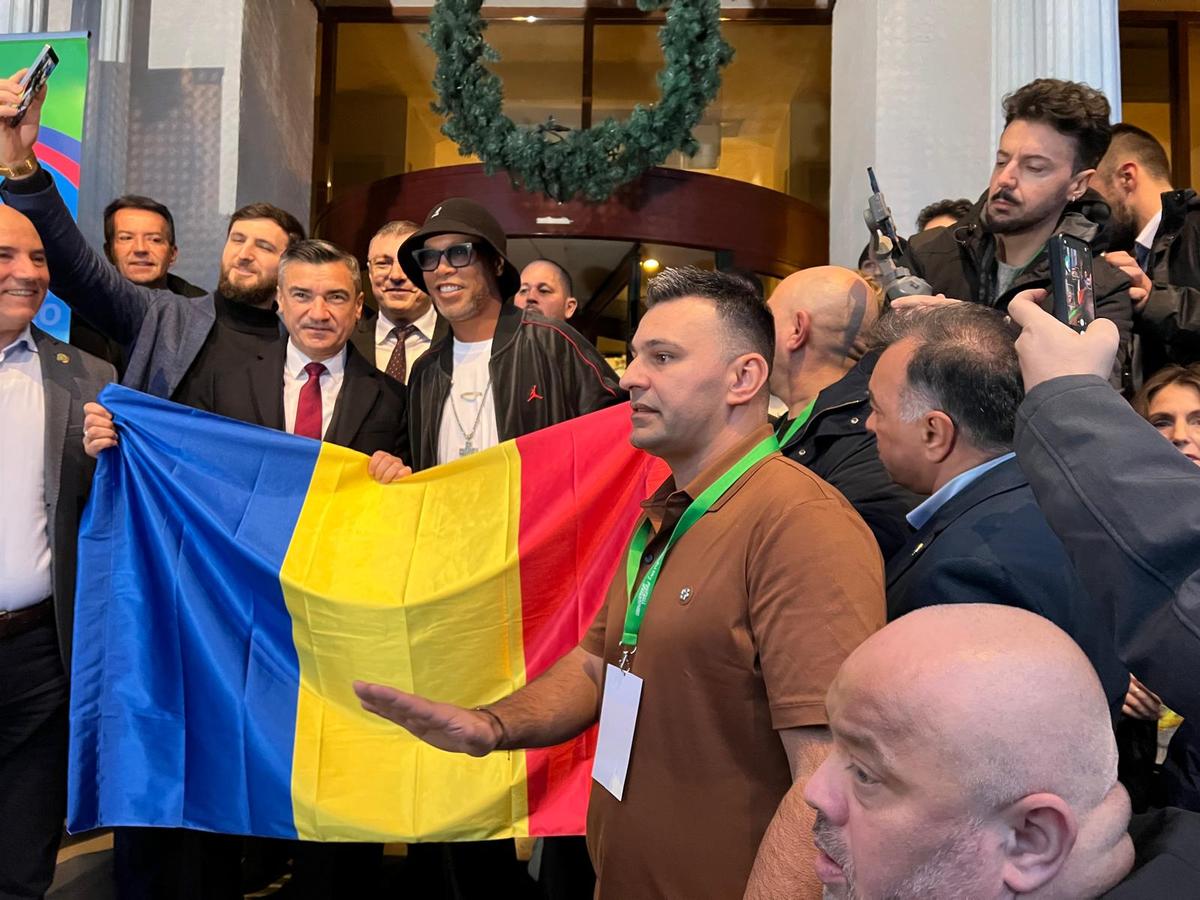 Euforie la apariția lui Ronaldinho la Iași! » Primarul l-a așteptat două ore pe brazilian să coboare din camera de hotel + câți bani a primit superstarul
