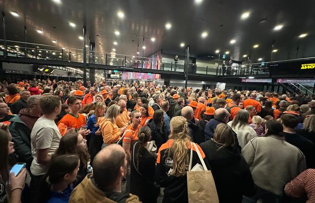 Mii de oameni s-au înghesuit pentru Estavana Polman, dar partenerul Van der Vaart a fost „blocat” în București: „Să poarte o cască, o să arunce cu ouă în el!” :)