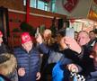 Miodrag Belodedici, înconjurat de sârbi pentru a le acorda autografe și pupat cu drag!