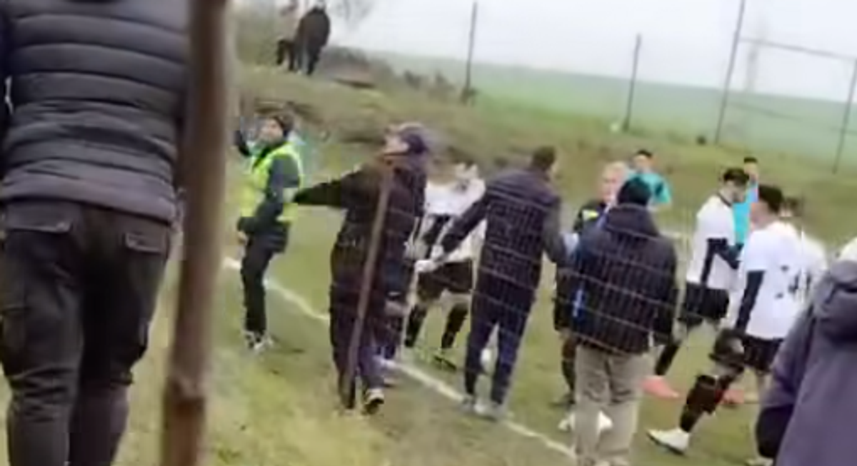 Halucinant! Viceprimarul a lovit un jucător cu sticla în cap în timpul unui meci din România