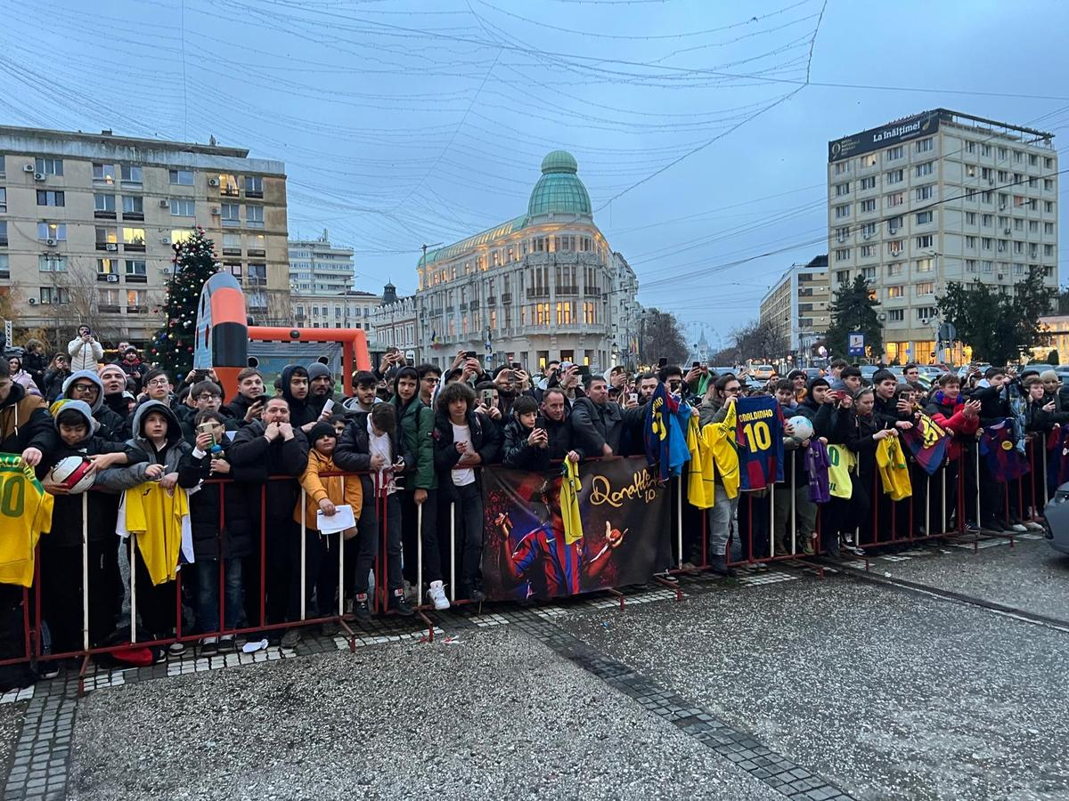 Euforie la apariția lui Ronaldinho la Iași! » Primarul l-a așteptat două ore pe brazilian să coboare din camera de hotel + câți bani a primit superstarul