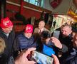 Miodrag Belodedici, înconjurat de sârbi pentru a le acorda autografe și pupat cu drag!