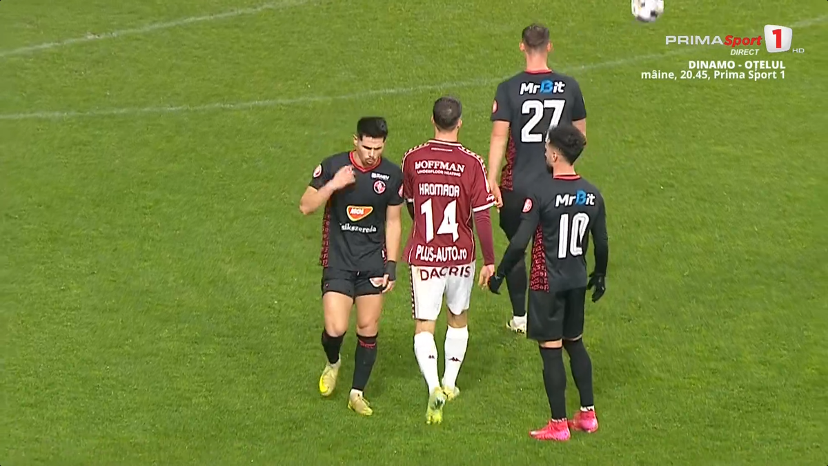 Stăpânit cu greu, după ce n-a fost lăsat să execute penalty-ul în Rapid - Csikszereda