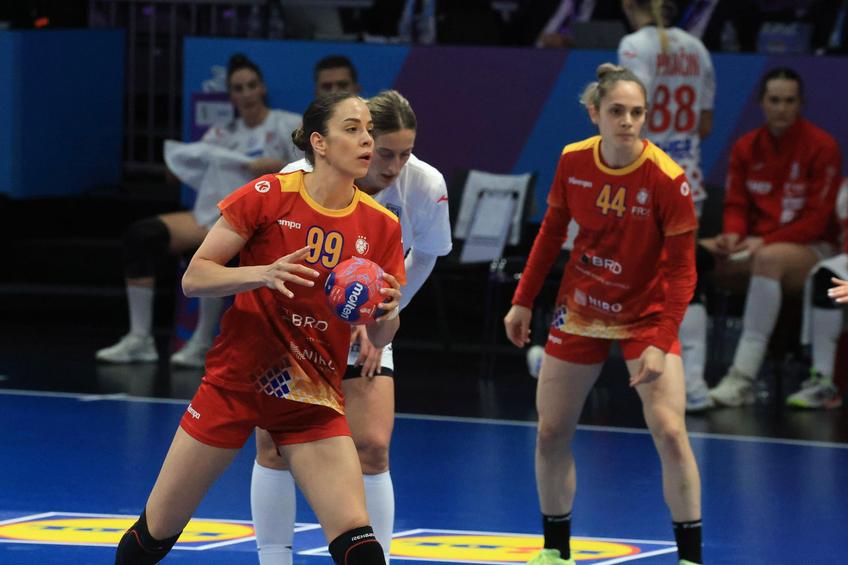 Sorina Grozav se pregătește să execute o aruncare de la 7 metri / FOTO: Ionuț Iordache (GSP.ro)
