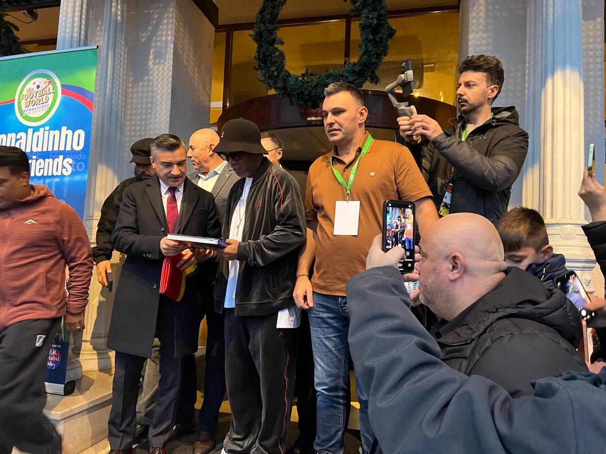 Euforie la apariția lui Ronaldinho la Iași! » Primarul l-a așteptat două ore pe brazilian să coboare din camera de hotel + câți bani a primit superstarul