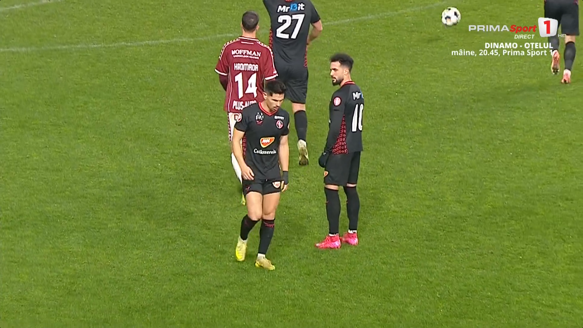 Stăpânit cu greu, după ce n-a fost lăsat să execute penalty-ul în Rapid - Csikszereda