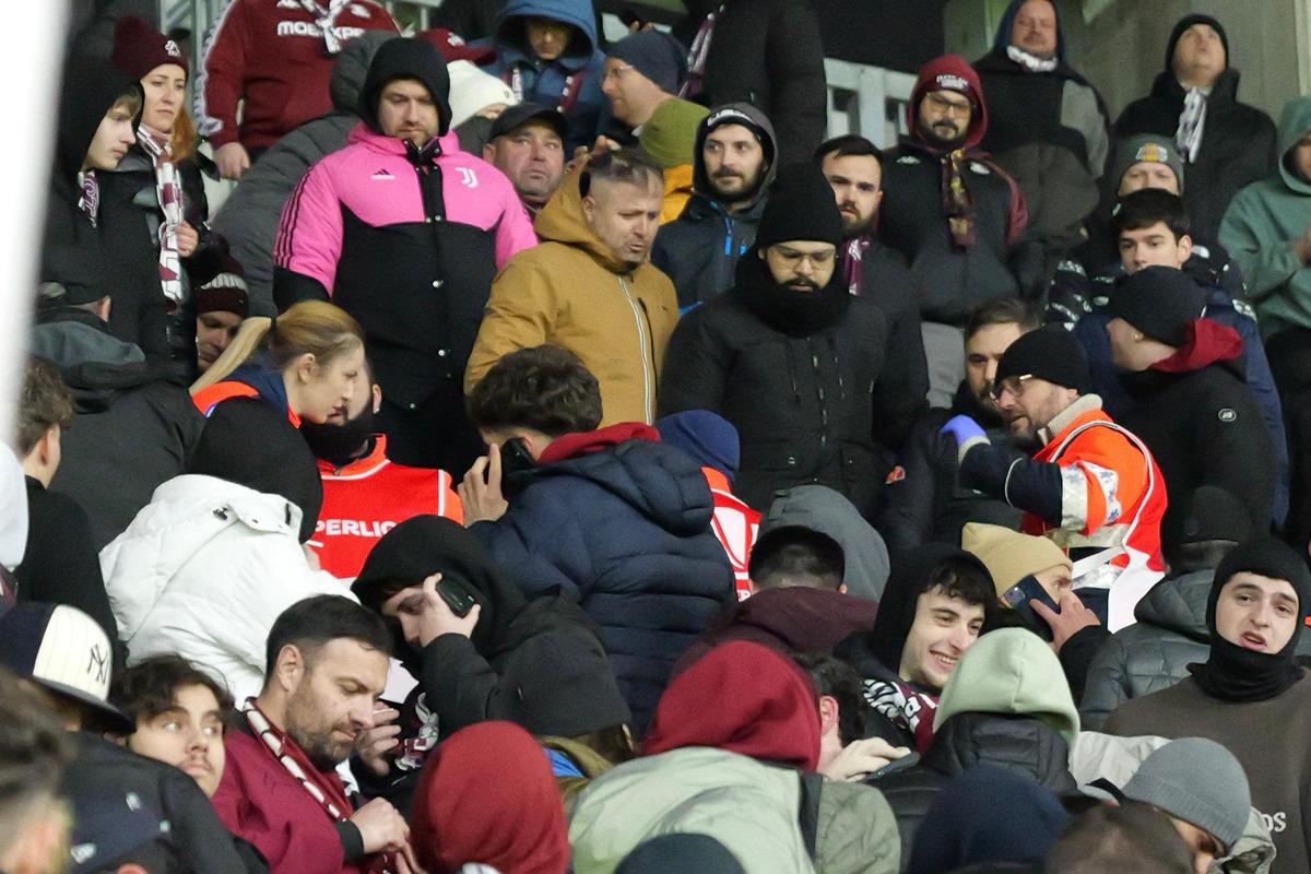 Unui spectator i s-a făcut rău în timpul meciului Rapid - Csikszereda