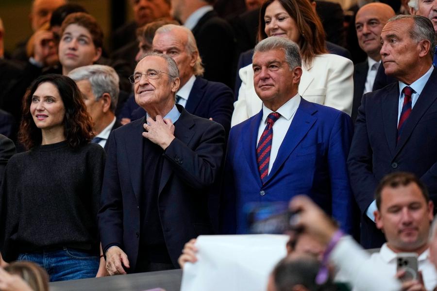 Florentino Perez (stânga) și Joan Laporta (dreapta) / Imago Images Ironic cu Real Madrid: „Suferă de Barcelonită” » Joan Laporta jură că „arbitrii, în general, nu ne favorizează”
