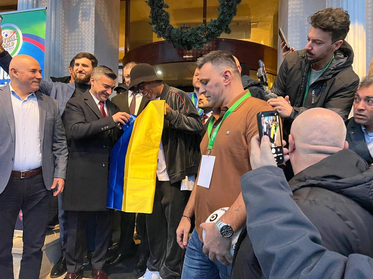 Euforie la apariția lui Ronaldinho la Iași! » Primarul l-a așteptat două ore pe brazilian să coboare din camera de hotel + câți bani a primit superstarul