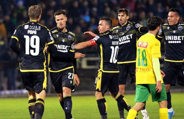 DINAMO // Jucătorii lui Uhrin se sună disperați din cauza salariilor restante: „Mai întrebăm dacă vrea vreunul să înainteze memoriu”