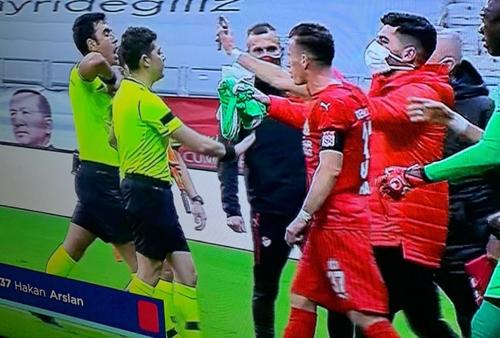 Căpitanul lui Sivasspor, Hakan Arslan, i-a dovedit ”centralului” că greșise validând primul gol al lui Beșiktaș