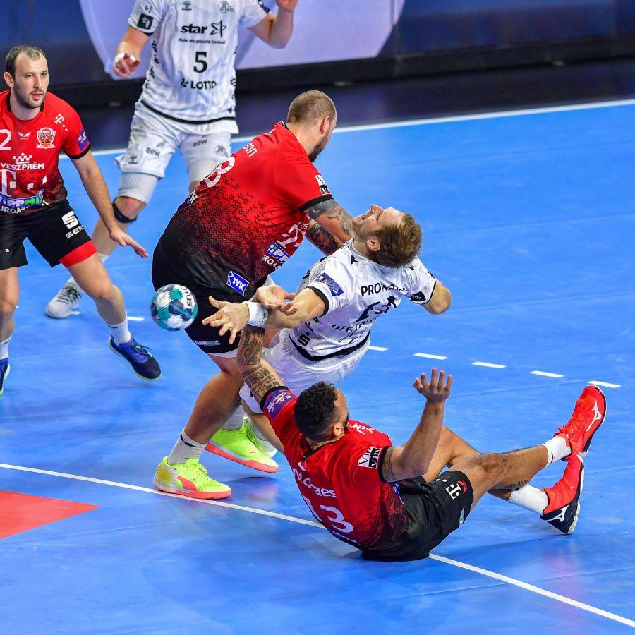Duelurile nu au fost cele mai ”pacifiste” pe semicerc FOTO IMAGO Barcelona-Kiel, finala de senzație la Koln, în Liga Campionilor la handbal masculin