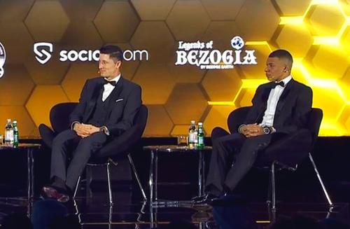 Francezul Kylian Mbappe (23 de ani) și polonezul Robert Lewandowski (33 de ani) nu sunt de acord cu planul FIFA de a transforma întregul program competițional și de a organiza Campionatul Mondial o dată la doi ani.