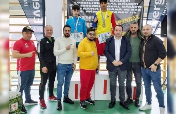 Saly Palapuic, boxerul care trăiește în sărăcie cu mama și sora sa, a devenit campion național la tineret: „Din bani i-am dat și mamei, i-am cumpărat câte ceva și surorii mele”