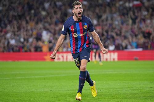 Sergi Roberto (30 de ani) susține că vrea să rămână la Barcelona, dorință pe care ar împărtăși-o și antrenorul Xavi (42 de ani).