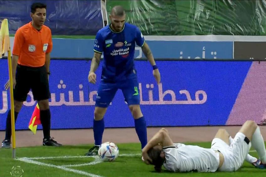 Fran Velez l-a luat la țintă pe Krychowiak în Al-Fateh - Al-Shabab // foto: captură video Twitter