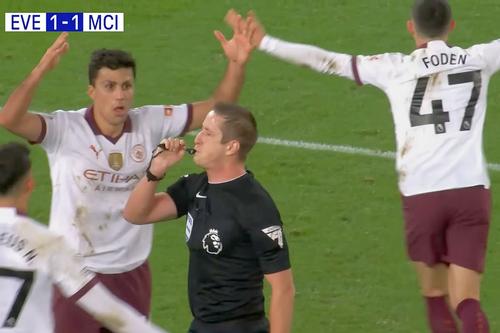 Jucătorii lui Manchester City au „tăbărât” pe arbitru pentru a cere penalty