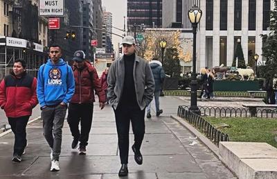 Îl recunoști? Suspendat 6 luni din fotbalul românesc, a plecat la New York și și-a schimbat radical look-ul