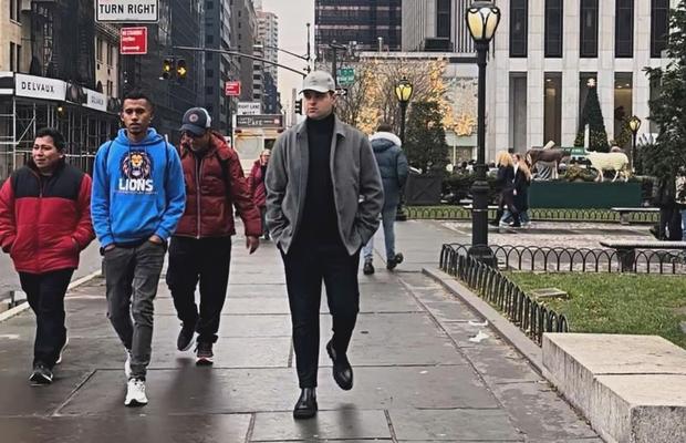 Îl recunoști? Suspendat 6 luni din fotbalul românesc, a plecat la New York și și-a schimbat radical look-ul