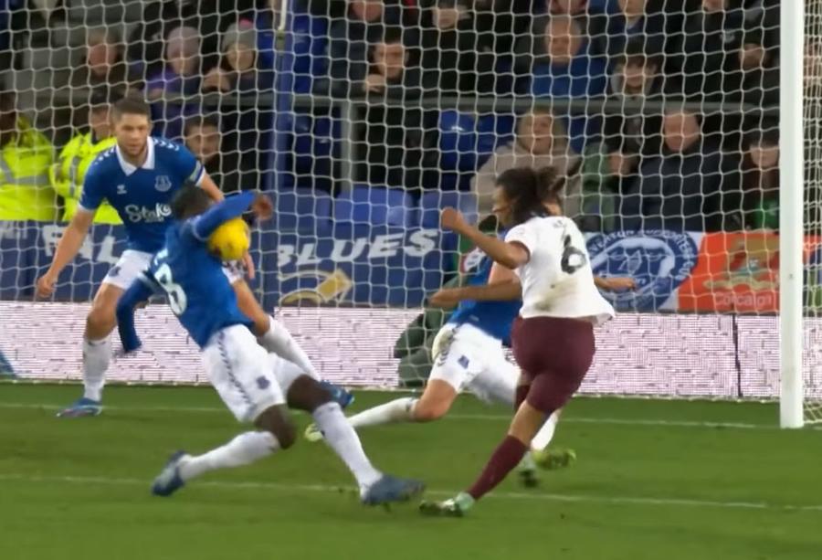 Mingea îl lovește mai întâi în antebraț pe Onana, apoi „prinde” și pieptul mijlocașului senegalez Manchester City, victorie cu Everton după ce a fost condusă la pauză » Decizia arbitrului a cântărit decisiv