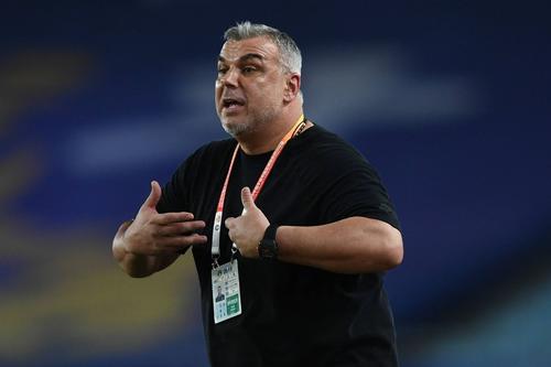 Antrenorul român Cosmin Olăroiu (54 de ani) s-a fotografiat alături Nusret Gökçe, la restaurantul pe care bucătarul îl deține în Dubai. Foto: Imago