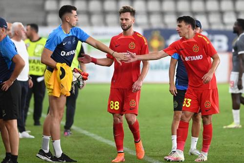 Andrei Vlad (stânga) nu mai prinde echipa la FCSB