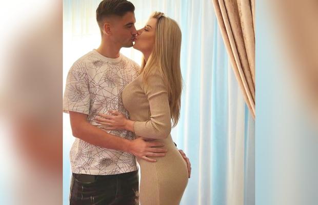 Jucătorul lui Hagi, marcaj strâns la iubită: ținuta mulată l-a dat pe spate