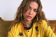 Radu Drăgușin are o susținătoare faimoasă! Ce artistă a îmbrăcat tricoul aniversar al clubului Genoa