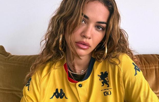 Radu Drăgușin are o susținătoare faimoasă! Ce artistă a îmbrăcat tricoul aniversar al clubului Genoa